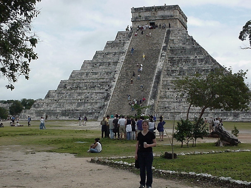 Chichen Itza Pyramid 4.jpg